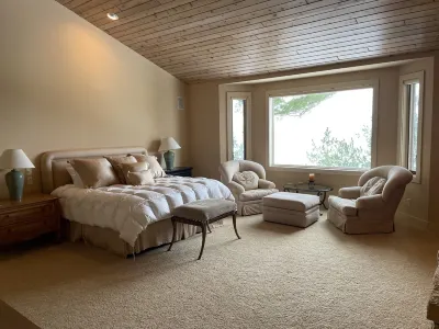 Stunning Lake Michigan Home with fireplace, steam room and sauna!