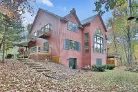 Woodland Trails Lodge on 130 acres with ponds and miles of private trails Hotels in Ogema Township