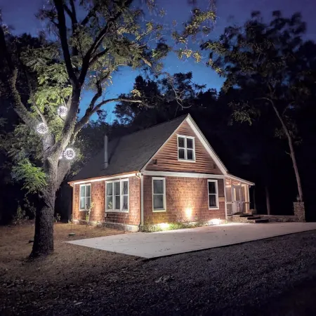 Lovely Cottage w/Screened Porch Overlooking a Creek & Minutes from the Dragon!