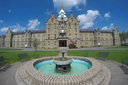 Spacious family friendly 4-BR property with AC, Fireplace and WiFi in Sutton, WV Отели в г. Брэкстон