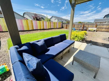 Top Rated! Bring the Kids, Big Backyard! Sleeps 12. Fast Wifi.