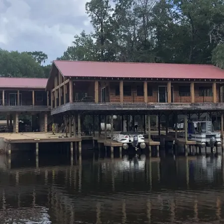 House/Boat house on the river!  Boat lift and boat ramp, sun deck, ice machine