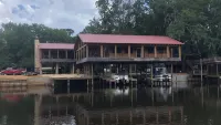 House/Boat house on the river!  Boat lift and boat ramp, sun deck, ice machine