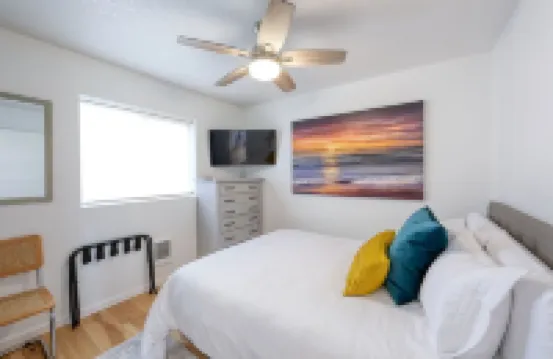 Charming Chalet. Fire Pit. Dogs Welcome. Just a Half-Mile Stroll to the Beach!