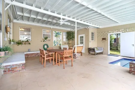Hot tub, pool, bbq, game room near downtown