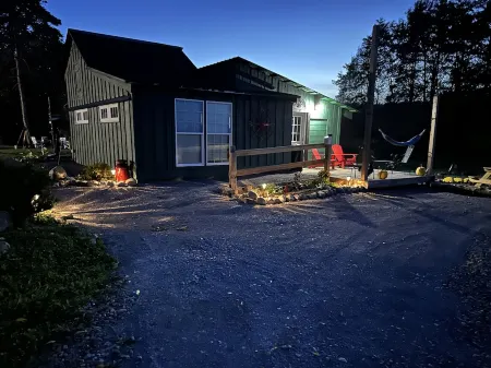 The Barnhouse - Country Charm 2 miles from Colgate, renovated century-old barn