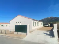 Comfortable 8-person villa with pool and sea view