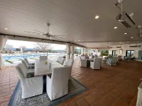 6 Bed 3 Bath House Surrounded by 10 Acres of Vines w Pool, Jacuzzi, & Fire Pit.