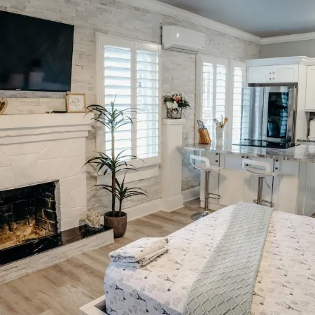 Luxury Studio Everything is Brand New! 5 min to the Beach!