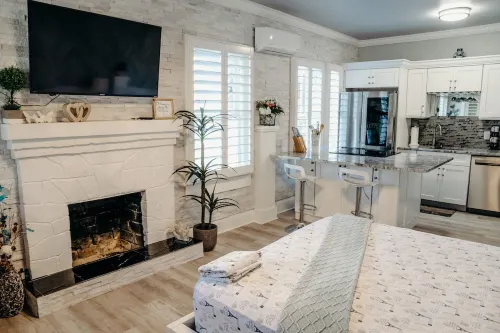 Luxury Studio Everything is Brand New! 5 min to the Beach!