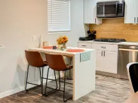 Double Queen Studio, Full Kitchen, 75" 4KTV, W/D, workspace, Early check-in
