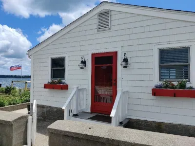 Private Beachfront Cottage in Portsmouth, RI