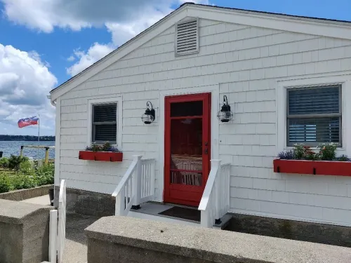Private Beachfront Cottage in Portsmouth, RI
