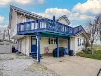 Front Porch & Balcony overlooking Park/Lake Erie! Cedar Point, Fishing & Beach! Hotels in Huron