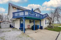 Front Porch & Balcony overlooking Park/Lake Erie! Cedar Point, Fishing & Beach! Hotels in Huron