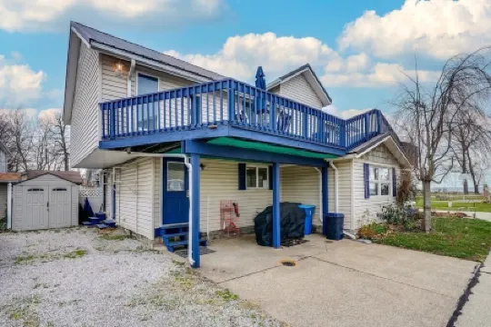 Front Porch & Balcony overlooking Park/Lake Erie! Cedar Point, Fishing & Beach!