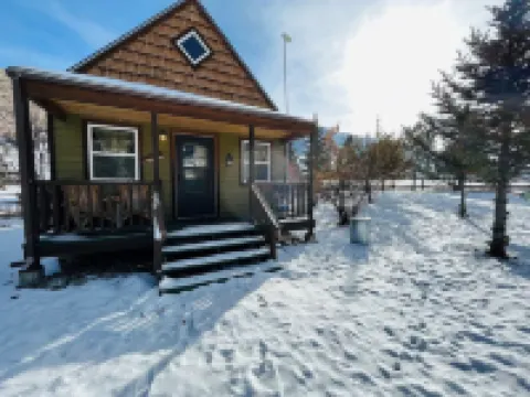 Trapper Cabin, Greyhouse Inn Vacation Rentals Hotels in Lemhi County