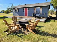 Gorgeous Two Bedroom Modern Farmhouse Cottage Hotels in Electra