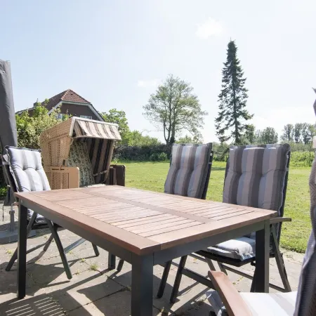 Spacious vacation apartment with terrace and garden