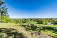 Unique and tranquil mountain-side getaway, close to Guntersville Lake.