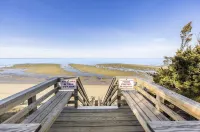 3-bedroom Cape Cod ranch just steps to private beach or Cooks Brook public beach Hotels in Eastham
