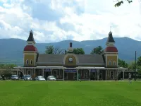 Sunny Condo w/ Outlet Shops, Expansive Mountain, Valley Views Near North Conway
