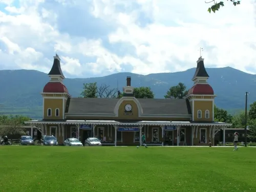 Sunny Condo w/ Outlet Shops, Expansive Mountain, Valley Views Near North Conway