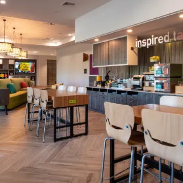Home2 Suites by Hilton Tampa Downtown Channel District Отели рядом с достопримечательностью «Бейсбольный стадион Леджент Филдс»