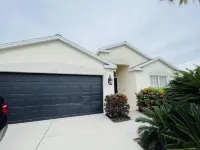 Charming 3-bedroom house with WiFi and AC in Bradenton Naughty Monk Brewery附近的飯店