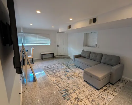 Comfy 2-bedroom apartment with AC, WiFi in Oak Park 奧克帕克酒店