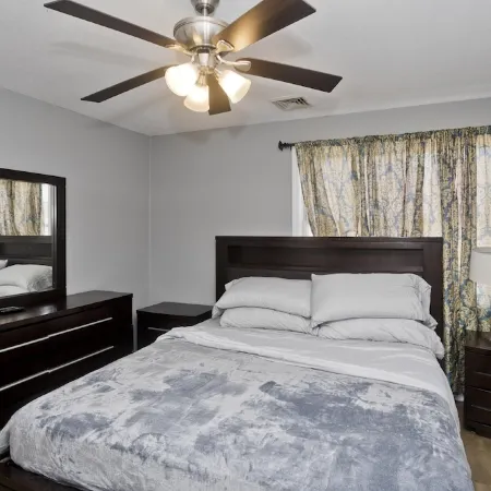 Cozy 3-bedroom Duplex1 with WiFi, AC in peaceful Springfield Hotels in Springfield