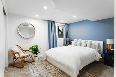 Chic & Cozy 2BR Walk to Ferry via Seattle & Dining Nearby Hotels near Log House Museum