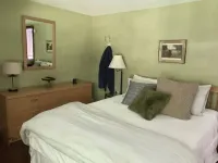 Cozy Quechee Cabin Near Woodstock and Skiing w/Woodstove and All the Amenities Hotels in Quechee