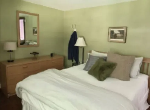 Cozy Quechee Cabin Near Woodstock and Skiing w/Woodstove and All the Amenities