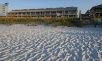 Navarre Manor: Steps from the Beach!
