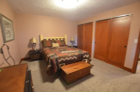 Bear Paw Haven-nestled in the trees. Pet & family friendly. HOT TUB, Free WiFi