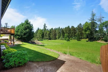Stylish Two-Story Getaway on Keizer's Quiet Outskirts