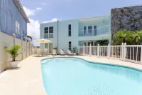 Rare Waterfront Gem — Walk to Clearwater Beach • Sleeps 6