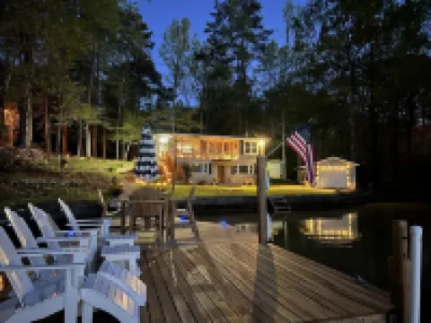 Peaceful vacation very close to The Landing!!