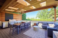 Downtown Kirkland Lakeview House and Guest Cottage