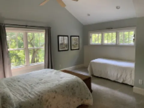 Beautiful Charlotte Lake Wylie Waterfront Bungalow Hotels in Steele Creek