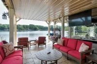 #1 Lkg Family Retreat- Heated Pool, Golf Range, Firepit & Bocce, New 200HP Boat!