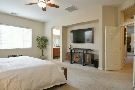 Beautifully Decorated Everything is New!  Spacious Single Story Home. Отели рядом с достопримечательностью «Cactus Garden Dr»