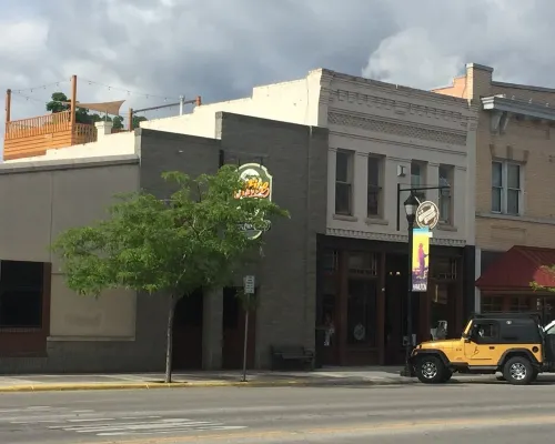 Beautifully Restored House of Pleasure on Main St above Ponderosa Wine Bar Hotels in Hamilton