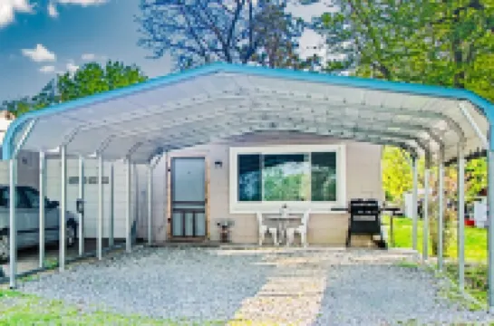 Harvey’s House - Peaceful Fort Gibson lake area studio w/ carport on 3 acres