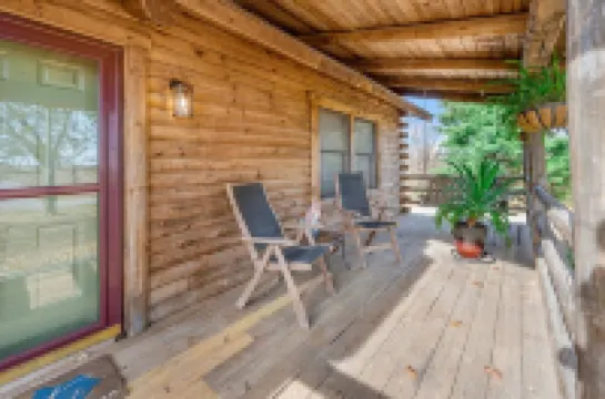 Cozy cabin in the heart of horse country Hotels in Woodford County