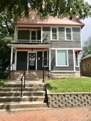 4 Bedroom, 3 Full Bathrooms - 10 Minutes to Starved Rock! - Homestays