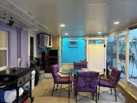 Cozy fishing cottage on canal in Matlacha - 2 bedrooms and large outdoor space Hotels in Matlacha