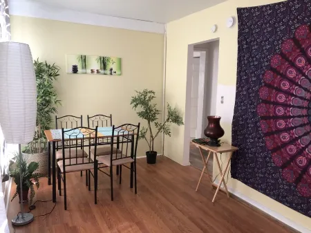 Modern-Bohemian quarters - King Bed-Washer/Dryer