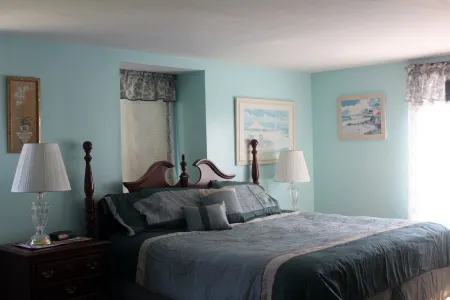 Stunning Sunsets on Quonnie Waterfront- 2 Kayaks, Beach Pass & Backyard Clamming